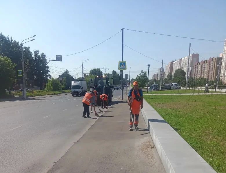 В Курске продолжают убирать дороги В Курске продолжают убирать дороги