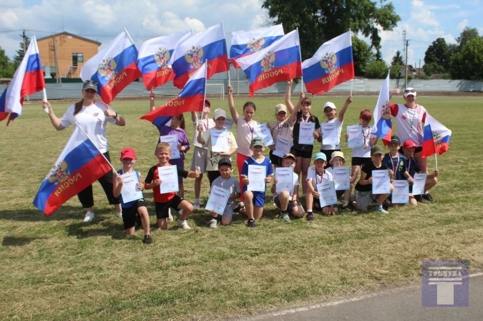 В преддверии Дня России на стадионе имени Владимира Тимашкова царила настоящая спортивная энергия! Юные воспитанники ФОКа "Чемпион" из секции «Движение ГТО» показали, на что способны: ребята объединялись в команды...