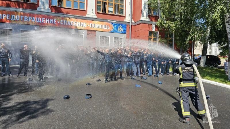 Жара ни при чем: в Курске студентов поливали из брандспойта Жара ни при чем: в Курске студентов поливали из брандспойта