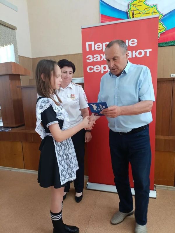 Михаил Игнатов: Накануне Дня России в Черемисиновском районе торжественно вручили паспорта юным гражданам Михаил Игнатов: Накануне Дня России в Черемисиновском районе торжественно вручили паспорта юным гражданам