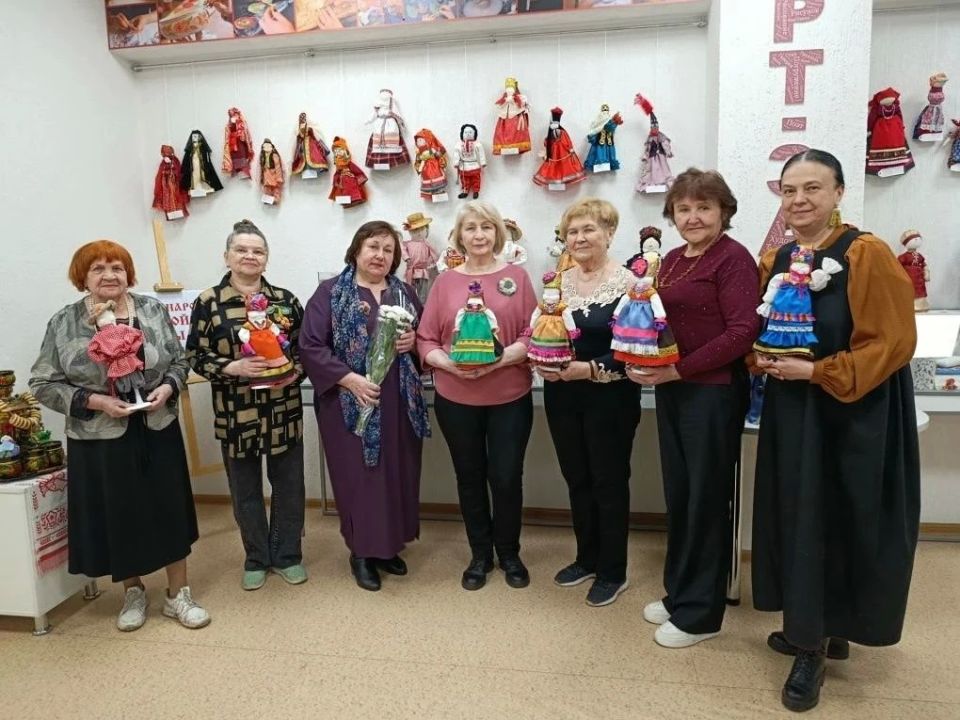 Уже два года участники социального проекта «Курское долголетие» на базе библиотеки-филиала № 2 им. Е.И. Носова занимаются изготовлением кукол под руководством кукольницы Елены Ивановны Самохиной