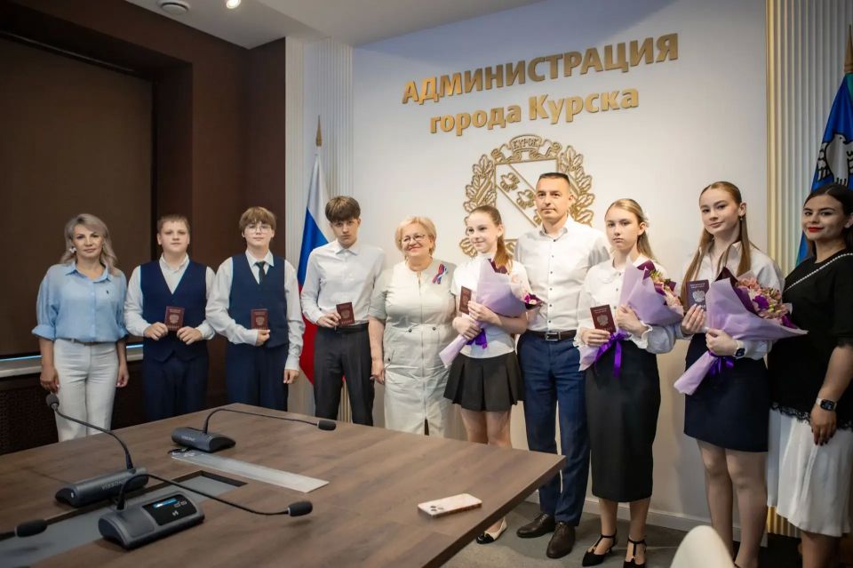 В администрации города Курска прошла торжественная церемония вручения паспортов Российской Федерации, посвященная Дню России В администрации города Курска прошла торжественная церемония вручения паспортов Российской Федерации, посвященная Дню России