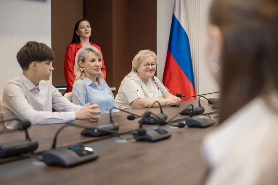 В администрации города Курска прошла торжественная церемония вручения паспортов Российской Федерации, посвященная Дню России В администрации города Курска прошла торжественная церемония вручения паспортов Российской Федерации, посвященная Дню России