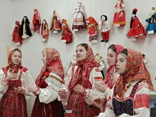Уже два года участники социального проекта «Курское долголетие» на базе библиотеки-филиала № 2 им. Е.И. Носова занимаются изготовлением кукол под руководством кукольницы Елены Ивановны Самохиной Уже два года участники социального проекта «Курское долголетие» на базе библиотеки-филиала № 2 им. Е.И. Носова занимаются изготовлением кукол под руководством кукольницы Елены Ивановны Самохиной