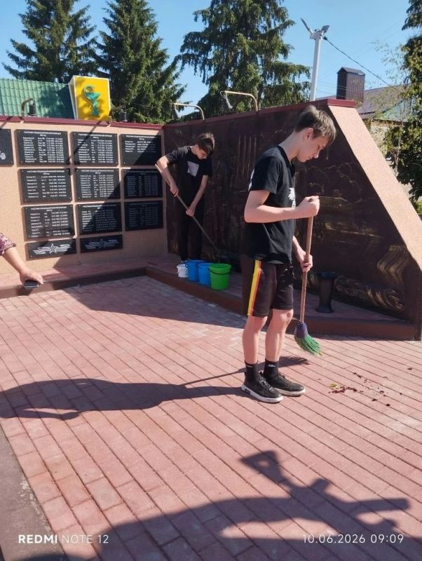 Трудовое лето в Фатеже!. Пока школьные каникулы в самом разгаре, ученики из Фатежской СОШ № 2 не сидят без дела! Вместе с Натальей Николаевной Володиной ребята приводили в порядок территорию у памятника нашим защитникам Трудовое лето в Фатеже!. Пока школьные каникулы в самом разгаре, ученики из Фатежской СОШ № 2 не сидят без дела! Вместе с Натальей Николаевной Володиной ребята приводили в порядок территорию у памятника нашим защитникам