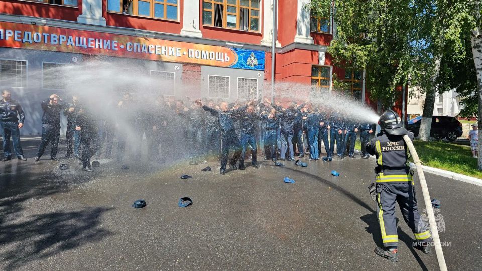 В канун Дня России студентов курского колледжа посвятили в пожарные
