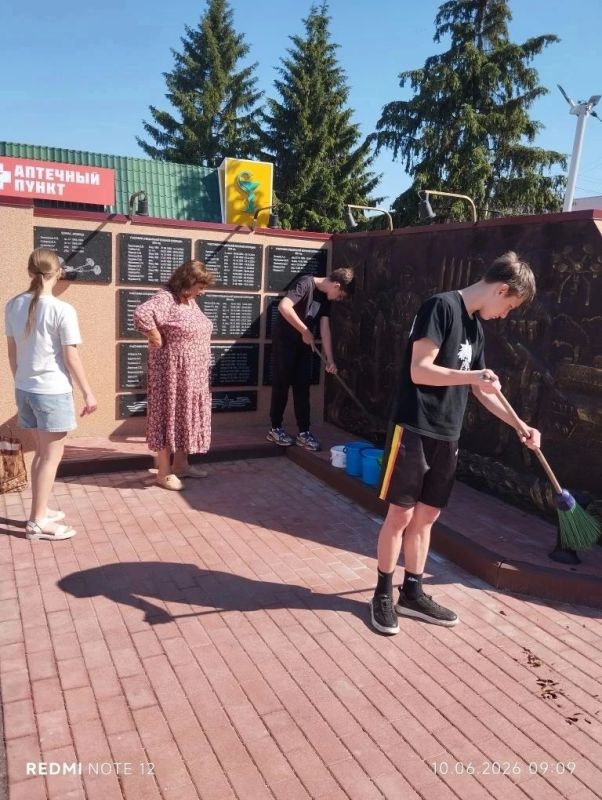 Трудовое лето в Фатеже!. Пока школьные каникулы в самом разгаре, ученики из Фатежской СОШ № 2 не сидят без дела! Вместе с Натальей Николаевной Володиной ребята приводили в порядок территорию у памятника нашим защитникам Трудовое лето в Фатеже!. Пока школьные каникулы в самом разгаре, ученики из Фатежской СОШ № 2 не сидят без дела! Вместе с Натальей Николаевной Володиной ребята приводили в порядок территорию у памятника нашим защитникам