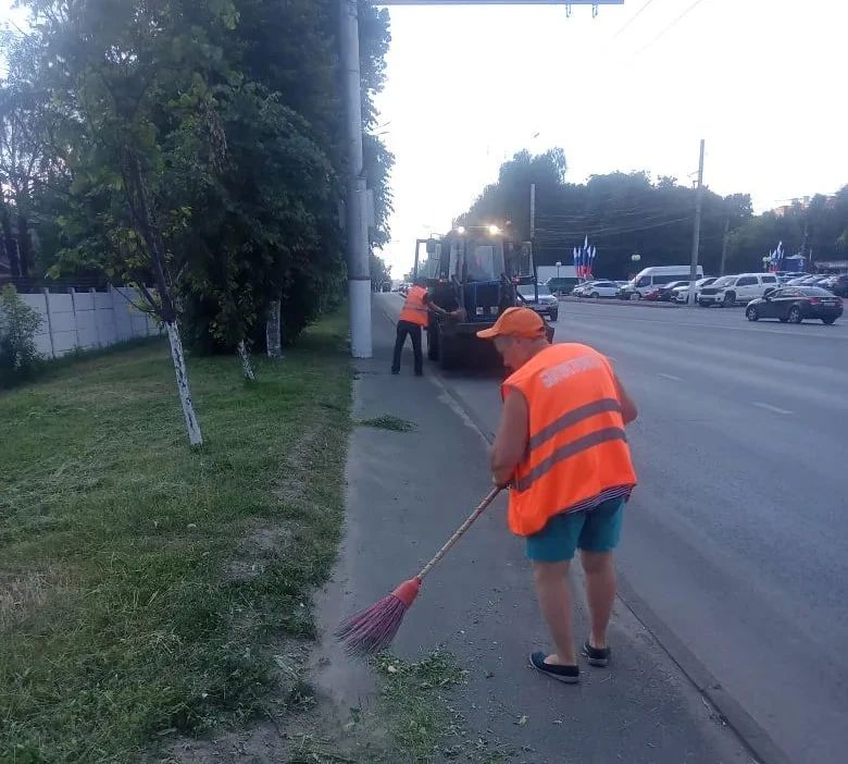 В Курске продолжают убирать дороги В Курске продолжают убирать дороги