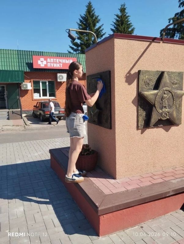 Трудовое лето в Фатеже!. Пока школьные каникулы в самом разгаре, ученики из Фатежской СОШ № 2 не сидят без дела! Вместе с Натальей Николаевной Володиной ребята приводили в порядок территорию у памятника нашим защитникам Трудовое лето в Фатеже!. Пока школьные каникулы в самом разгаре, ученики из Фатежской СОШ № 2 не сидят без дела! Вместе с Натальей Николаевной Володиной ребята приводили в порядок территорию у памятника нашим защитникам