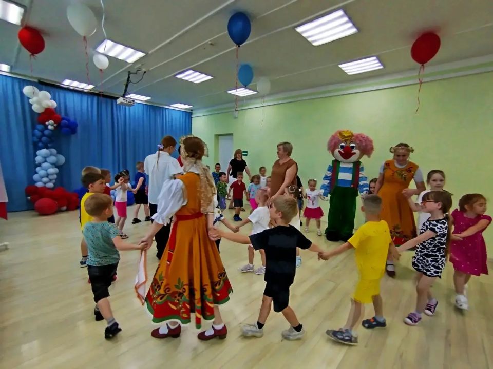 В преддверии Дня России в детском саду №1 прошёл тематический день, подготовленный студентами «Обоянского гуманитарно-технологического колледжа» В преддверии Дня России в детском саду №1 прошёл тематический день, подготовленный студентами «Обоянского гуманитарно-технологического колледжа»