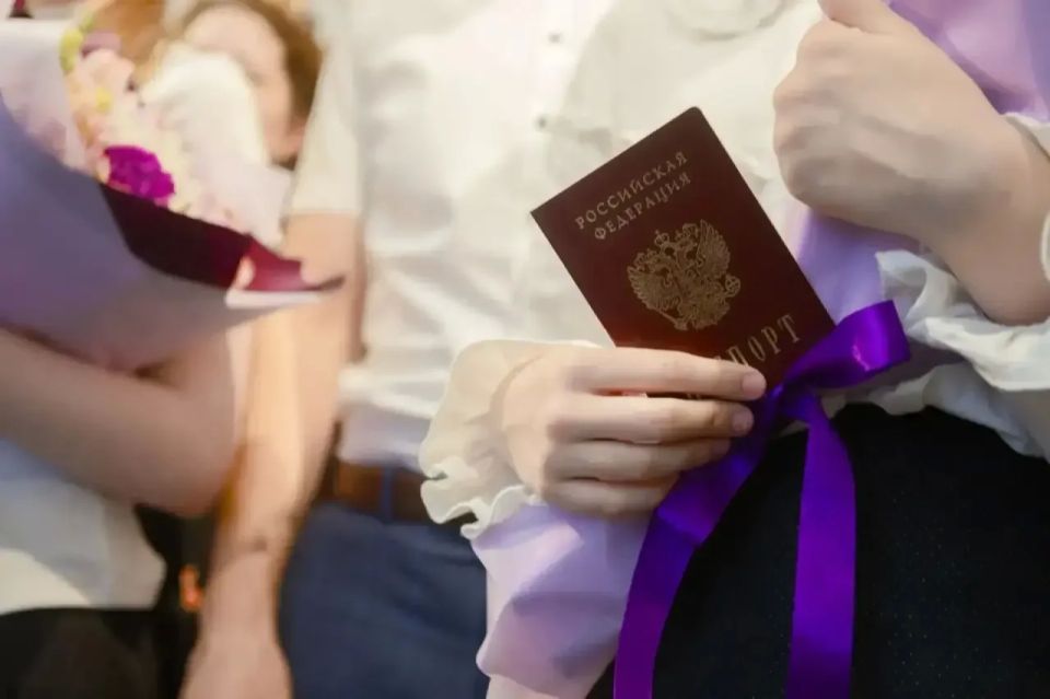 В Курске прошла торжественная церемония вручения паспортов В Курске прошла торжественная церемония вручения паспортов