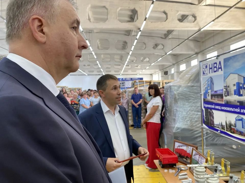 Заместитель губернатора Курской области Сергей Фофанов посетил временную производственную площадку Кореневского завода низковольтной аппаратуры (НВА), который два года назад серьезно пострадал в результате атак ВСУ Заместитель губернатора Курской области Сергей Фофанов посетил временную производственную площадку Кореневского завода низковольтной аппаратуры (НВА), который два года назад серьезно пострадал в результате атак ВСУ