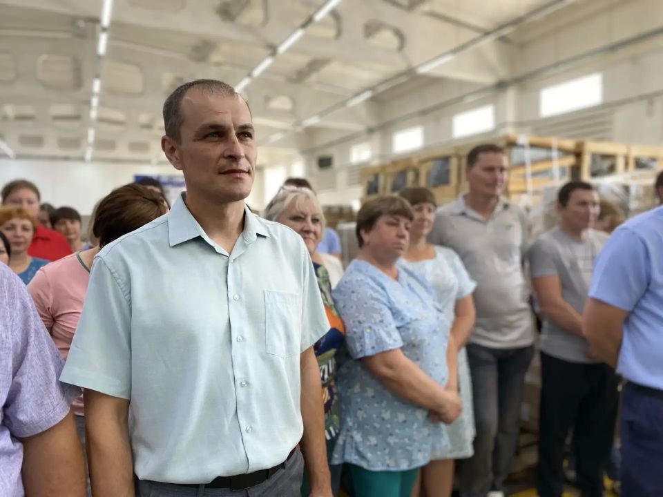 Заместитель губернатора Курской области Сергей Фофанов посетил временную производственную площадку Кореневского завода низковольтной аппаратуры (НВА), который два года назад серьезно пострадал в результате атак ВСУ Заместитель губернатора Курской области Сергей Фофанов посетил временную производственную площадку Кореневского завода низковольтной аппаратуры (НВА), который два года назад серьезно пострадал в результате атак ВСУ