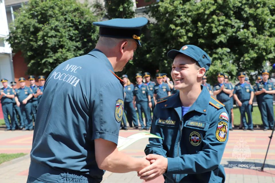 В канун Дня России студентов курского колледжа посвятили в пожарные В канун Дня России студентов курского колледжа посвятили в пожарные