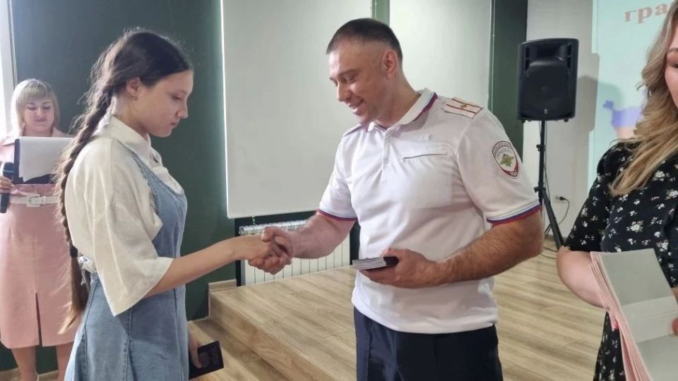 В Курске сотрудники полиции вручили школьникам главные документы В Курске сотрудники полиции вручили школьникам главные документы