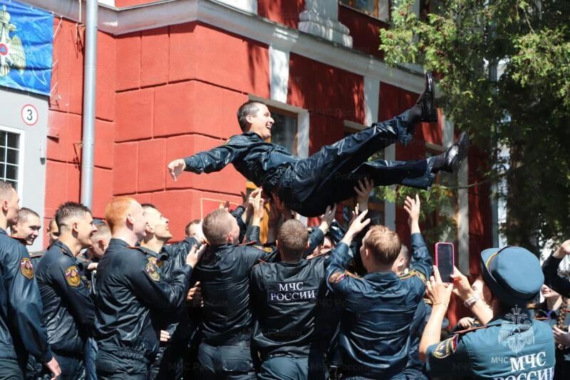 Жара ни при чем: в Курске студентов поливали из брандспойта Жара ни при чем: в Курске студентов поливали из брандспойта