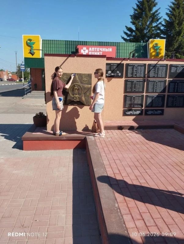 Трудовое лето в Фатеже!. Пока школьные каникулы в самом разгаре, ученики из Фатежской СОШ № 2 не сидят без дела! Вместе с Натальей Николаевной Володиной ребята приводили в порядок территорию у памятника нашим защитникам Трудовое лето в Фатеже!. Пока школьные каникулы в самом разгаре, ученики из Фатежской СОШ № 2 не сидят без дела! Вместе с Натальей Николаевной Володиной ребята приводили в порядок территорию у памятника нашим защитникам