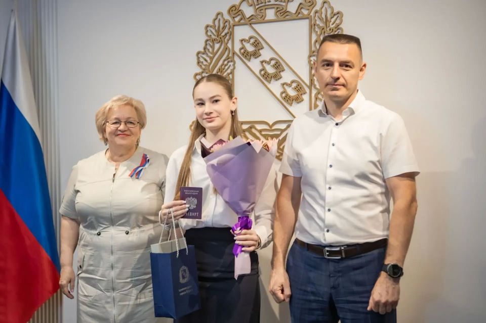 В администрации города Курска прошла торжественная церемония вручения паспортов Российской Федерации, посвященная Дню России В администрации города Курска прошла торжественная церемония вручения паспортов Российской Федерации, посвященная Дню России