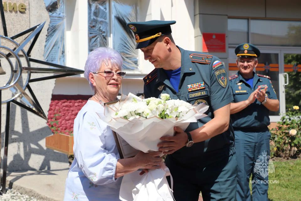В канун Дня России студентов курского колледжа посвятили в пожарные В канун Дня России студентов курского колледжа посвятили в пожарные