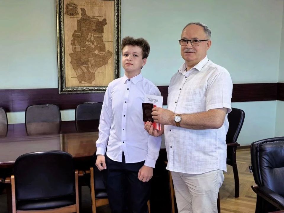 С главным документом! В добрый путь, юные граждане великой страны! С главным документом! В добрый путь, юные граждане великой страны!
