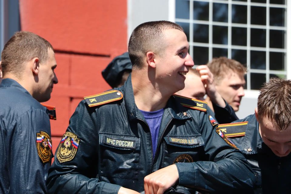 Жара ни при чем: в Курске студентов поливали из брандспойта Жара ни при чем: в Курске студентов поливали из брандспойта