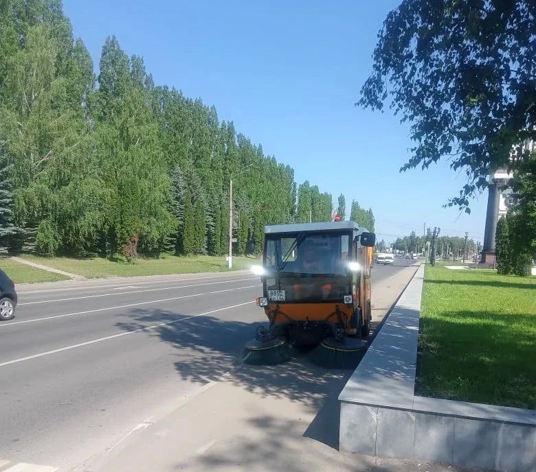 В Курске продолжают убирать дороги В Курске продолжают убирать дороги