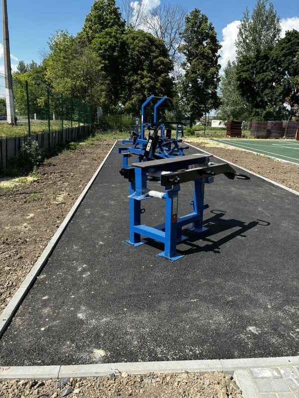 В селе Средние Апочки полным ходом ведутся работы по установке современной площадки для сдачи нормативов ГТО В селе Средние Апочки полным ходом ведутся работы по установке современной площадки для сдачи нормативов ГТО