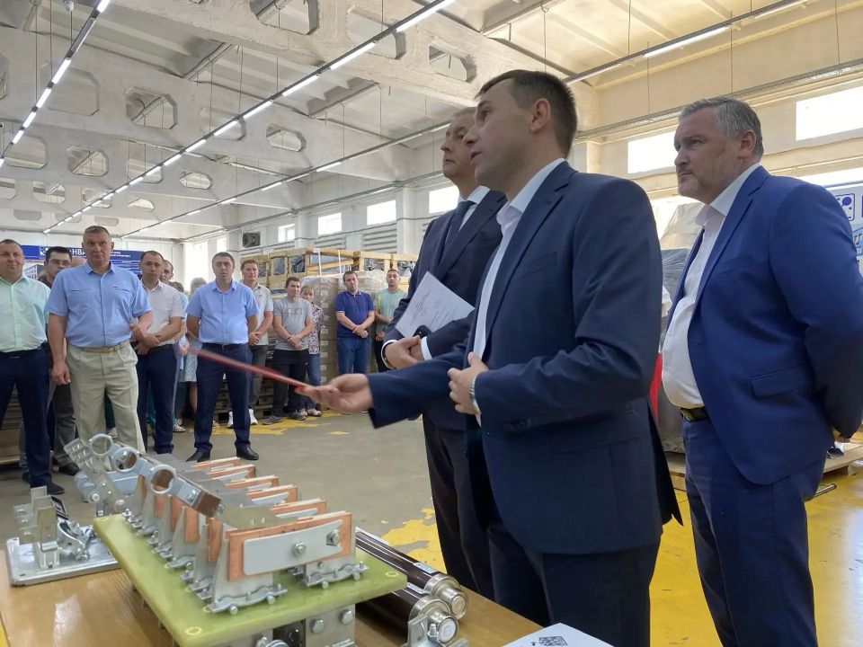 Заместитель губернатора Курской области Сергей Фофанов посетил временную производственную площадку Кореневского завода низковольтной аппаратуры (НВА), который два года назад серьезно пострадал в результате атак ВСУ Заместитель губернатора Курской области Сергей Фофанов посетил временную производственную площадку Кореневского завода низковольтной аппаратуры (НВА), который два года назад серьезно пострадал в результате атак ВСУ