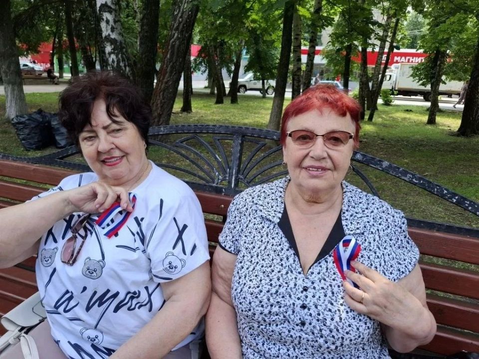 Курянам в парке имени Рокоссовского раздают ленточки в цветах российского флага