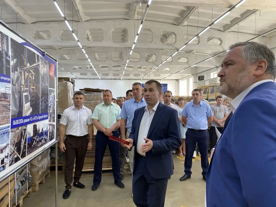 Заместитель губернатора Курской области Сергей Фофанов посетил временную производственную площадку Кореневского завода низковольтной аппаратуры (НВА), который два года назад серьезно пострадал в результате атак ВСУ Заместитель губернатора Курской области Сергей Фофанов посетил временную производственную площадку Кореневского завода низковольтной аппаратуры (НВА), который два года назад серьезно пострадал в результате атак ВСУ