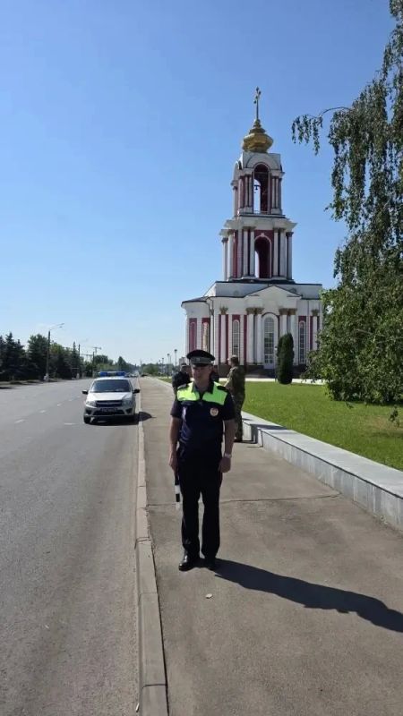 Сотрудники полиции обеспечивают охрану общественного порядка во время праздничных мероприятий, посвященных празднованию Дня России Сотрудники полиции обеспечивают охрану общественного порядка во время праздничных мероприятий, посвященных празднованию Дня России