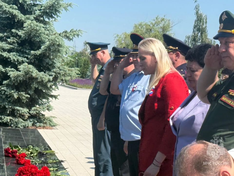 Курские спасатели МЧС России возложили цветы в честь праздника Курские спасатели МЧС России возложили цветы в честь праздника