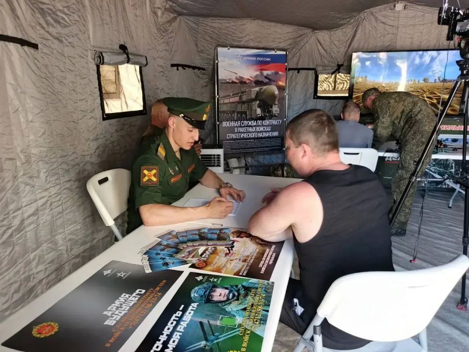 В Курске работает мобильный пункт отбора на службу по контракту В Курске работает мобильный пункт отбора на службу по контракту