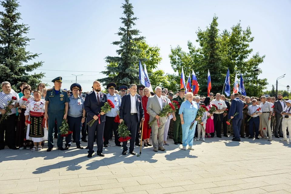 Вместе с губернатором Курской области Александром Хинштейном возложили цветы на мемориальном комплексе «Курская дуга» на проспекте Победы Вместе с губернатором Курской области Александром Хинштейном возложили цветы на мемориальном комплексе «Курская дуга» на проспекте Победы