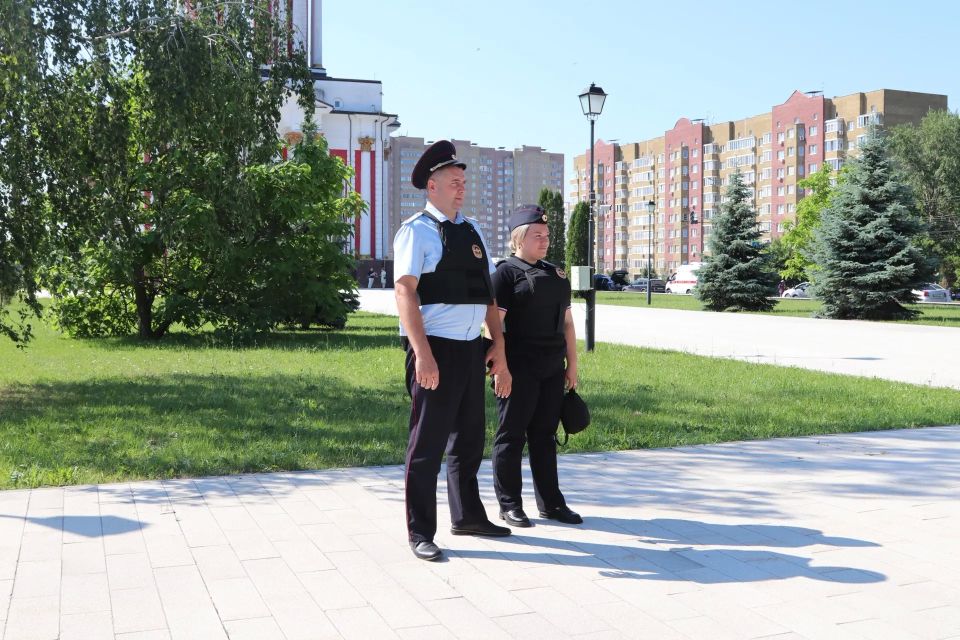 Сотрудники полиции обеспечивают охрану общественного порядка во время праздничных мероприятий, посвященных празднованию Дня России