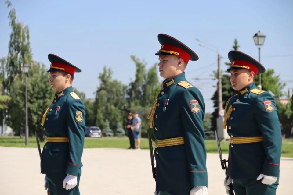 В День России партийцы почтили память воинов В День России партийцы почтили память воинов