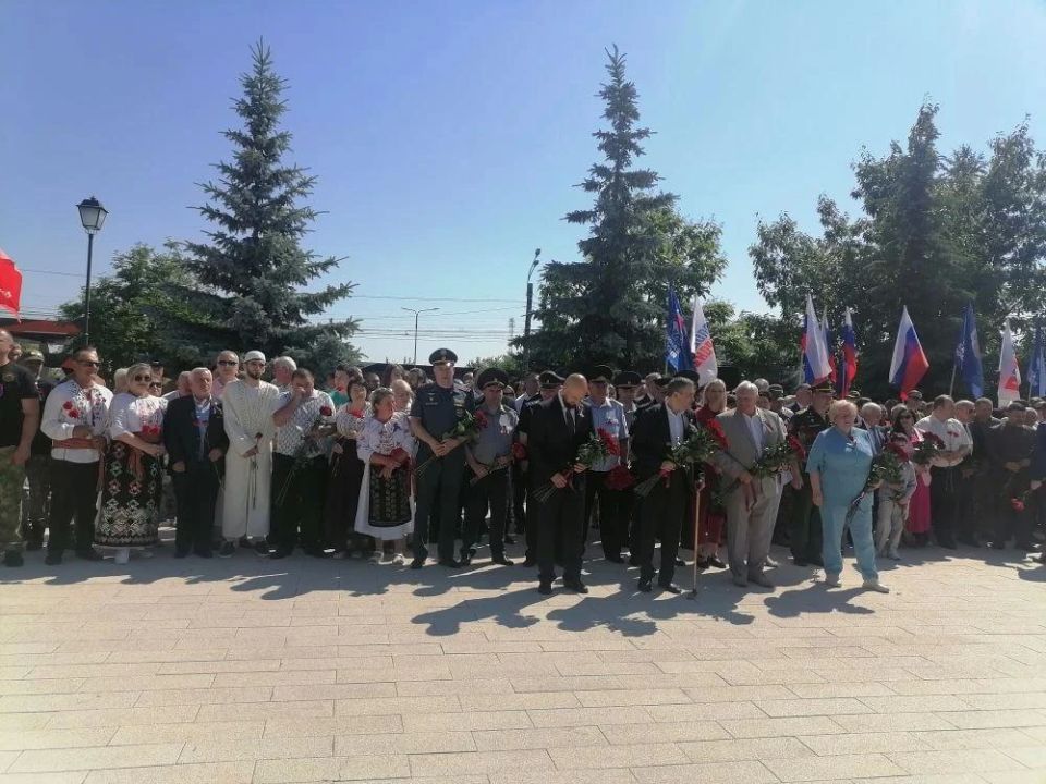 К мемориалу в Курске возложили цветы в честь Дня России К мемориалу в Курске возложили цветы в честь Дня России