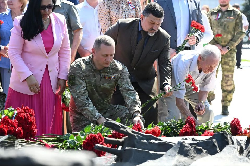 На мемориальном комплексе «Курская дуга» в День России прошло торжественное возложение цветов На мемориальном комплексе «Курская дуга» в День России прошло торжественное возложение цветов
