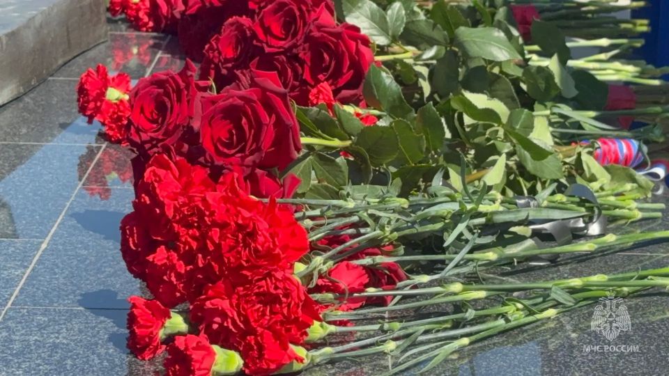 Курские спасатели МЧС России возложили цветы в честь праздника Курские спасатели МЧС России возложили цветы в честь праздника