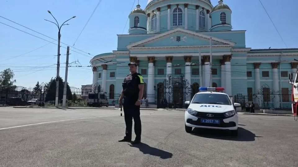 Сотрудники полиции обеспечивают охрану общественного порядка во время праздничных мероприятий, посвященных празднованию Дня России Сотрудники полиции обеспечивают охрану общественного порядка во время праздничных мероприятий, посвященных празднованию Дня России