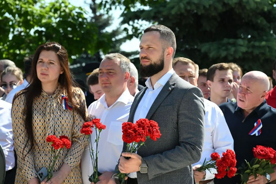 На мемориальном комплексе «Курская дуга» в День России прошло торжественное возложение цветов На мемориальном комплексе «Курская дуга» в День России прошло торжественное возложение цветов