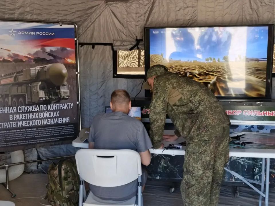 У драматического театра имени А. С. Пушкина сегодня можно было подать заявление на военную службу по контракту — здесь развернули специальный пункт отбора У драматического театра имени А. С. Пушкина сегодня можно было подать заявление на военную службу по контракту — здесь развернули специальный пункт отбора