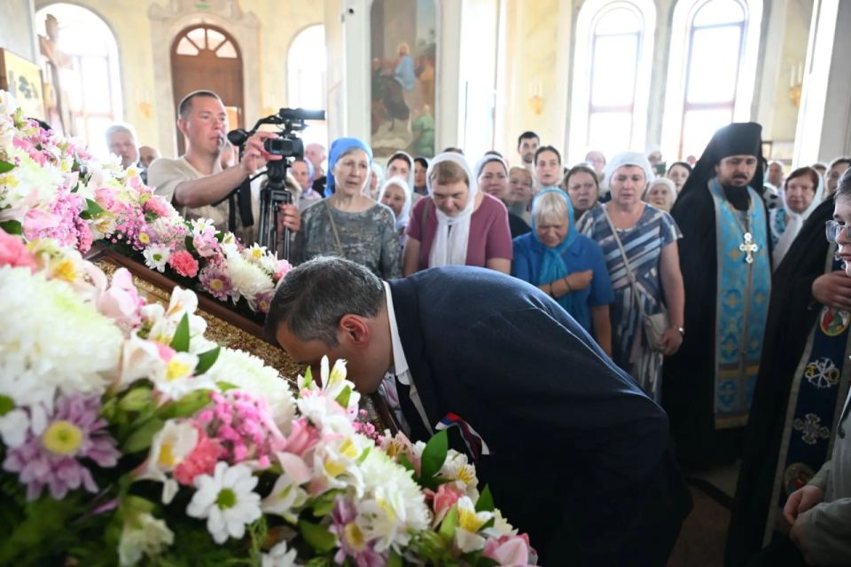 В Воскресенском храме Знаменского монастыря митрополит Курский и Рыльский Герман провел молебен перед чудотворной иконой В Воскресенском храме Знаменского монастыря митрополит Курский и Рыльский Герман провел молебен перед чудотворной иконой
