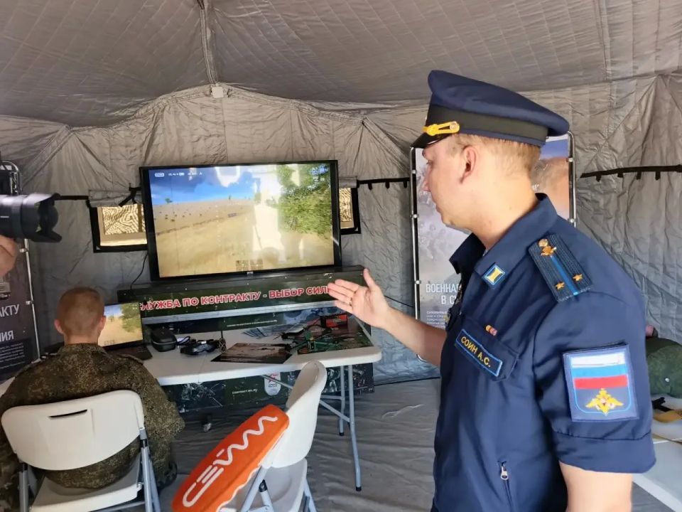 У драматического театра имени А. С. Пушкина сегодня можно было подать заявление на военную службу по контракту — здесь развернули специальный пункт отбора У драматического театра имени А. С. Пушкина сегодня можно было подать заявление на военную службу по контракту — здесь развернули специальный пункт отбора