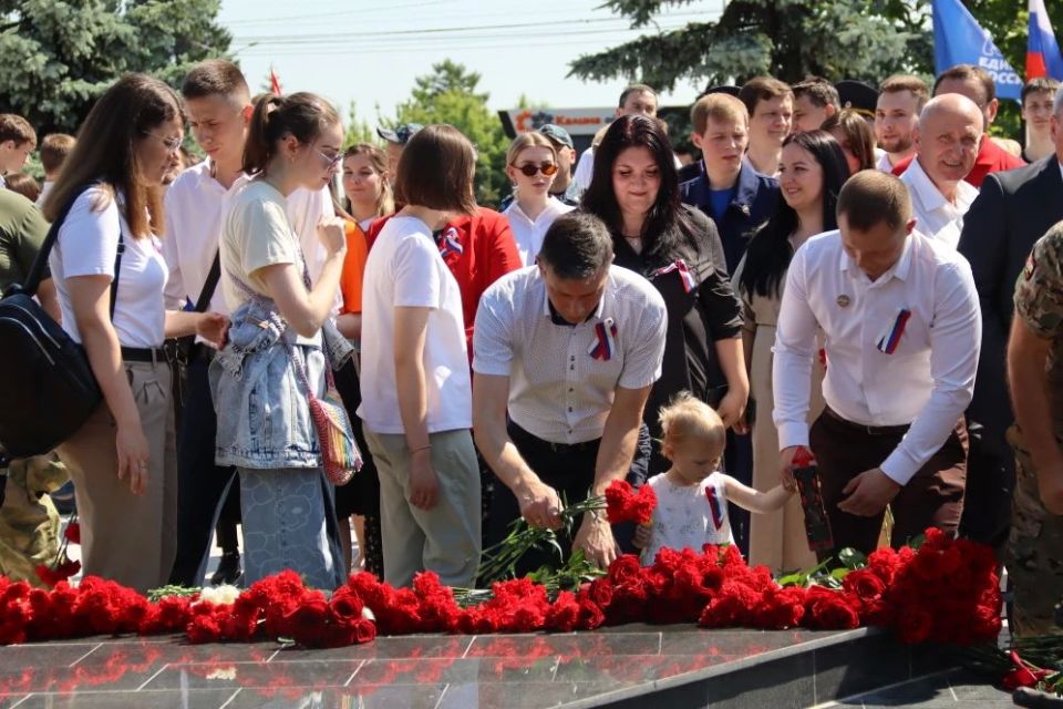 В День России партийцы почтили память воинов В День России партийцы почтили память воинов