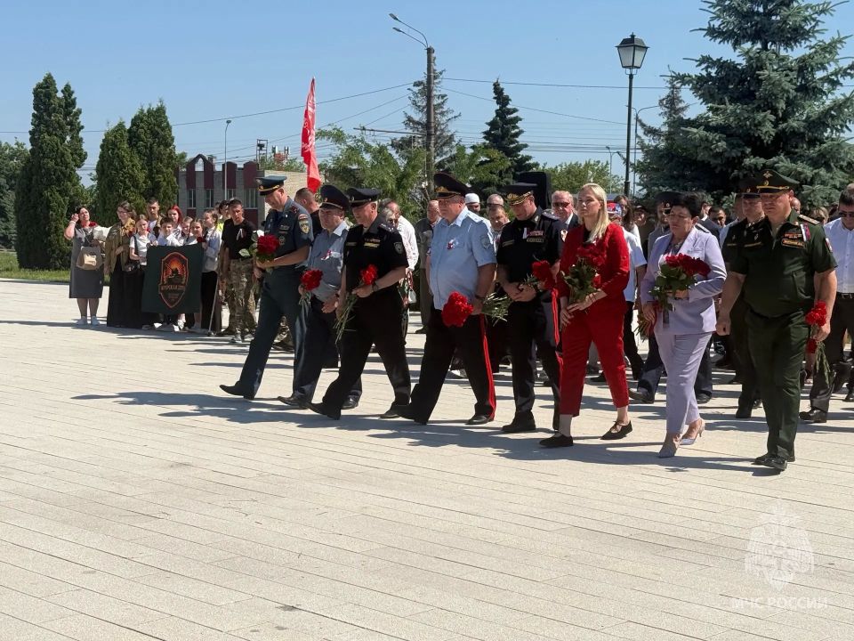 Курские спасатели МЧС России возложили цветы в честь праздника Курские спасатели МЧС России возложили цветы в честь праздника