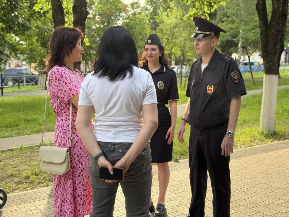 В День России сотрудники полиции города Железногорска проводят профилактические рейды в общественных местах В День России сотрудники полиции города Железногорска проводят профилактические рейды в общественных местах