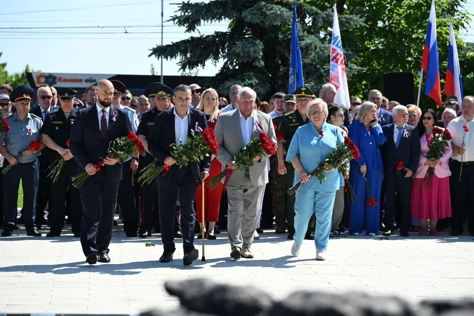 На мемориальном комплексе «Курская дуга» в День России прошло торжественное возложение цветов