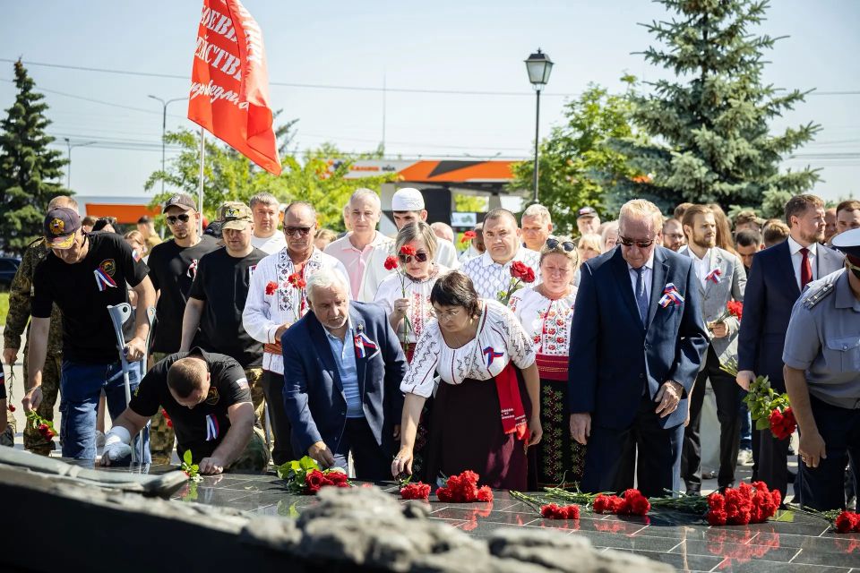 Вместе с губернатором Курской области Александром Хинштейном возложили цветы на мемориальном комплексе «Курская дуга» на проспекте Победы Вместе с губернатором Курской области Александром Хинштейном возложили цветы на мемориальном комплексе «Курская дуга» на проспекте Победы