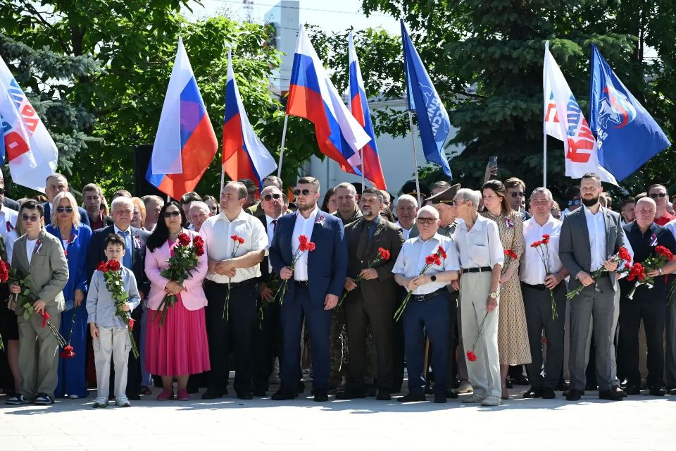 На мемориальном комплексе «Курская дуга» в День России прошло торжественное возложение цветов На мемориальном комплексе «Курская дуга» в День России прошло торжественное возложение цветов